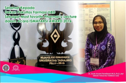 dekan_farmasi_uad_menerima_piala_the_most_favorite_pharmacy_lecturers_versi_ismafarsi.jpg