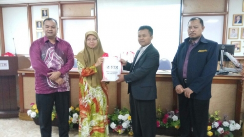 dr._suyatno_mp_didampingi_dr._toifur_mpfis_sedang_menerima_cinderamata_dari_utm.jpg
