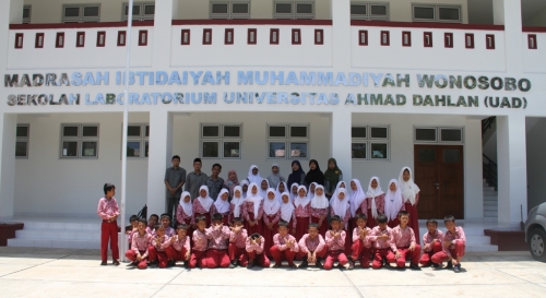 guru_dan_siswa_mim_wonosobo.jpg