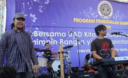 Program Pengenalan Kampus UAD Ditutup dengan Penampilan Letto