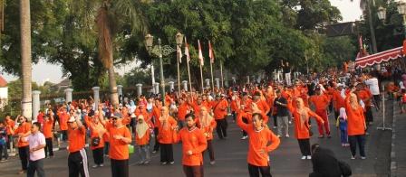 Lautan Orange di Titik Nol Kilometer UAD.jpg