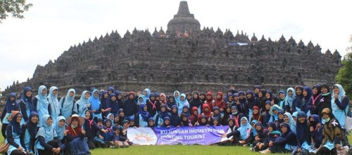 mahasiswa_uad_di_borobudur_pelatihan_dan_jalan-jalan.jpg