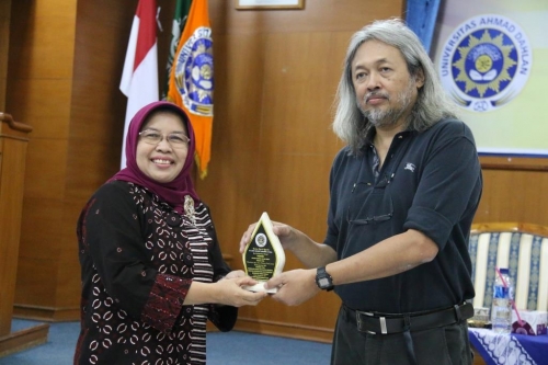 pbsi_uad_hadirkan_seno_gumira_ajidarma_dalam_kuliah_umum_2.jpg