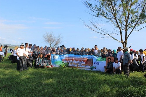 peduli_lingkungan_mahasiswa_pbs_uad_lakukan_aksi_bersih_pantai.jpeg