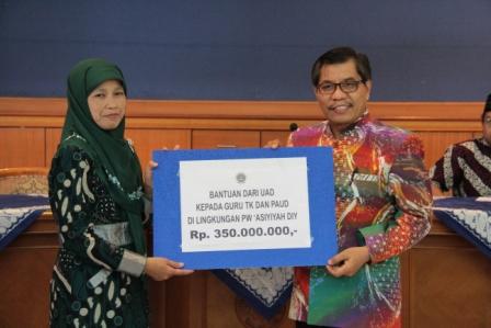 UAD Beri Bantuan 350 Juta dan Beasiswa Untuk Guru