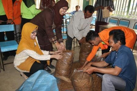 KKN UAD Adakan Penyuluhan  Pengemasan dan Pemasaran Pakan Ternak