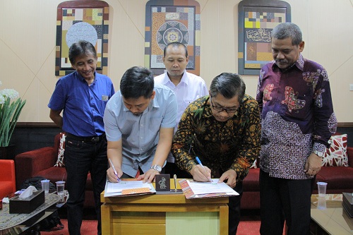 perwakilan_dari_uad_dan_agung_damar_selaku_perwakilan_manajemen_psim_saat_mou_2.jpg
