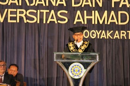 rektor_uad_di_wisuda_7_november_2015.jpg