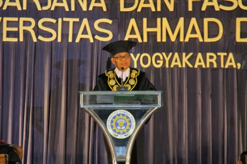 rektor_uad_wisuda.jpg