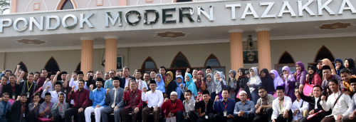 sesi_foto_bersama_seluruh_peserta_dauroh_bersama_pimpinan_pm_tazakka_dan_pemateri.-1.peng_.png