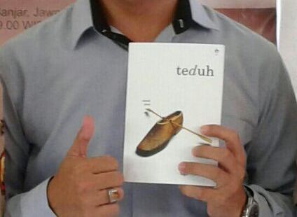 teduh_sebuah_novel_di_antara_tesis_dan_pekerjaan.jpg