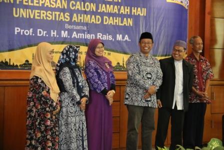 uad_lepas_tujuh_calon_jemaah_haji2.jpg